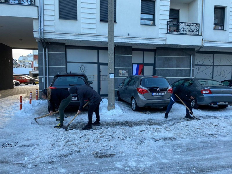 Ledolomci iz Bijeljine: Odbornik SNSD-a i direktor FK “Radnik” čiste snijeg nakon što je gradonačelnik najavio kazne