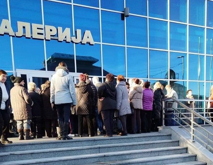 Dokazuju da su penzioneri: Formirali redove u Bijeljini zbog jednokratne novčane pomoći