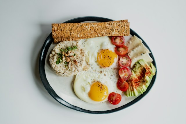 Da li vam za doručak zaista treba 30 grama proteina? Evo šta je važnije od brojke