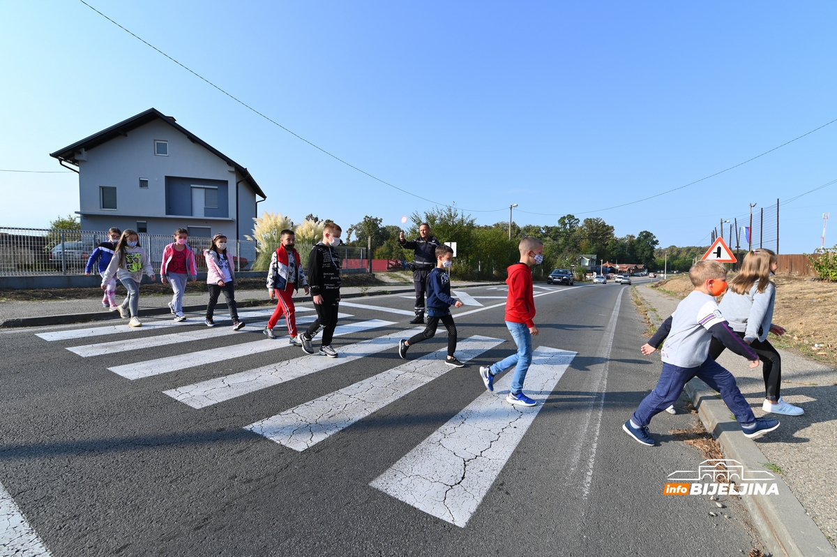Učenici u Hasama upoznati o bezbjednom učešću u saobraćaju (FOTO)
