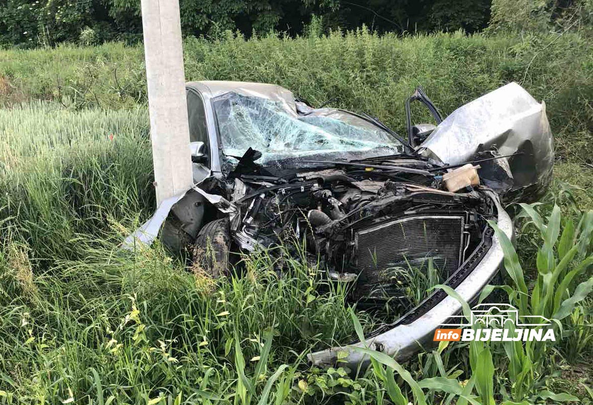 Bijeljina: Vozač audija lakše povrijeđen u udesu (FOTO)