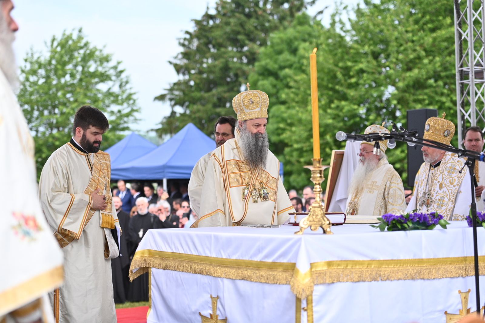 Patrijarh Porfirije osveštao Spomen-kapelu, u toku liturgija
