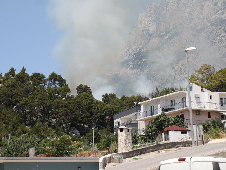 Novi požar u Makarskoj, stižu kanaderi