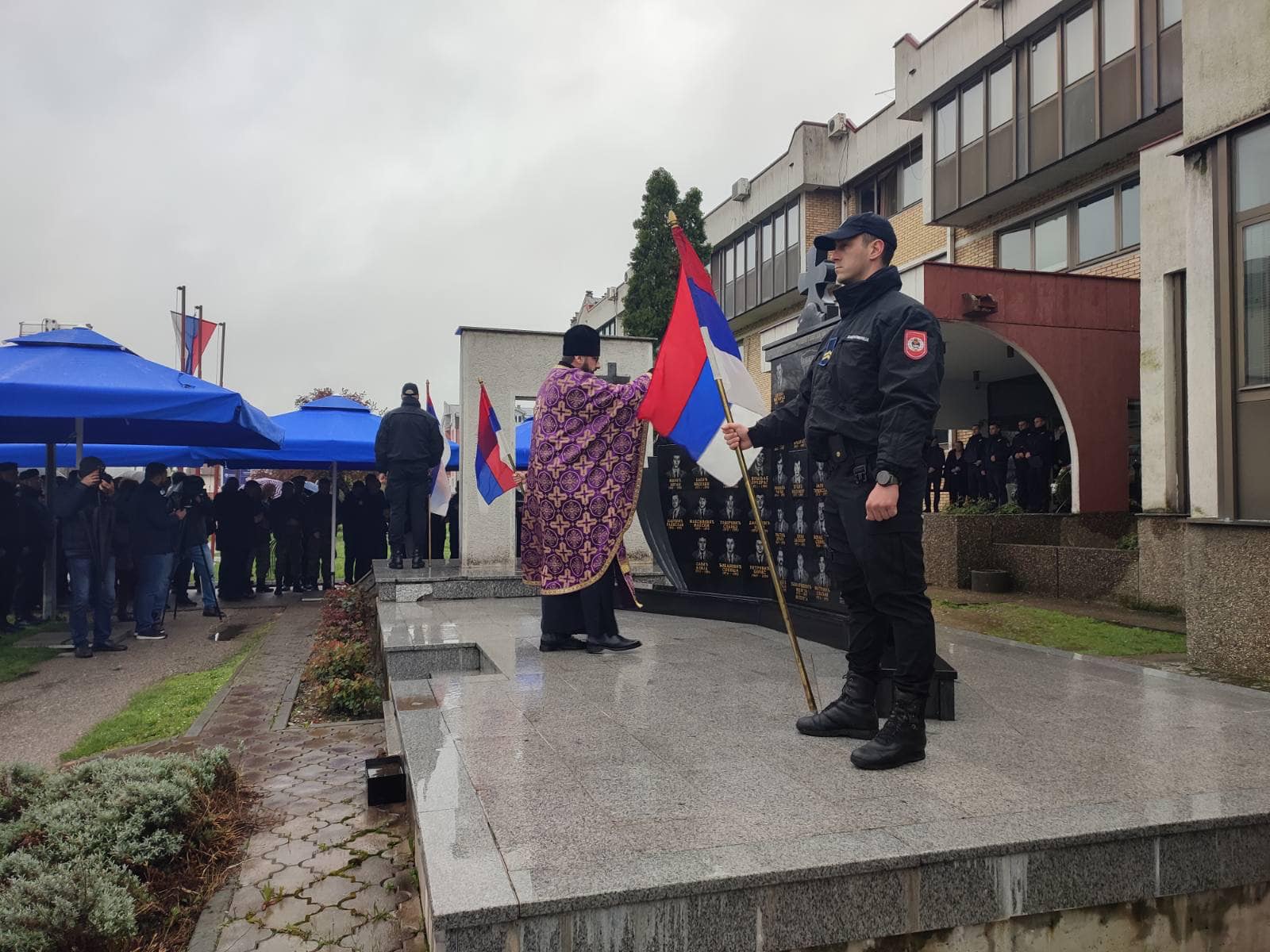 Bijeljina: Odata počast poginulim pripadnicima policije