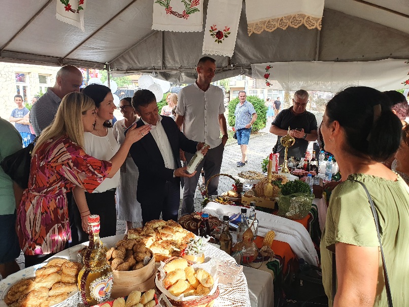 “Narod koji njeguje prošlost ima budućnost” U Ugljeviku svečano otvoren Sajam narodnih rukotvorina