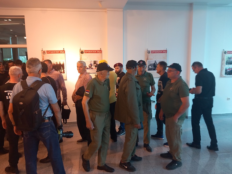 Bijeljina: Otvorena izložba ratnih fotografija „Brčanski zid“ (FOTO)