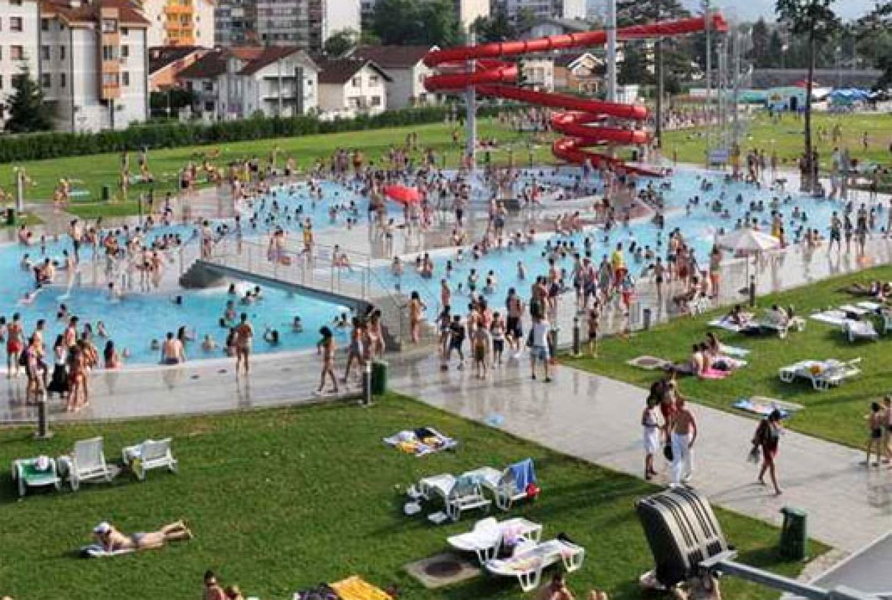 Žega i preskupa ljetovanja napunili bazene