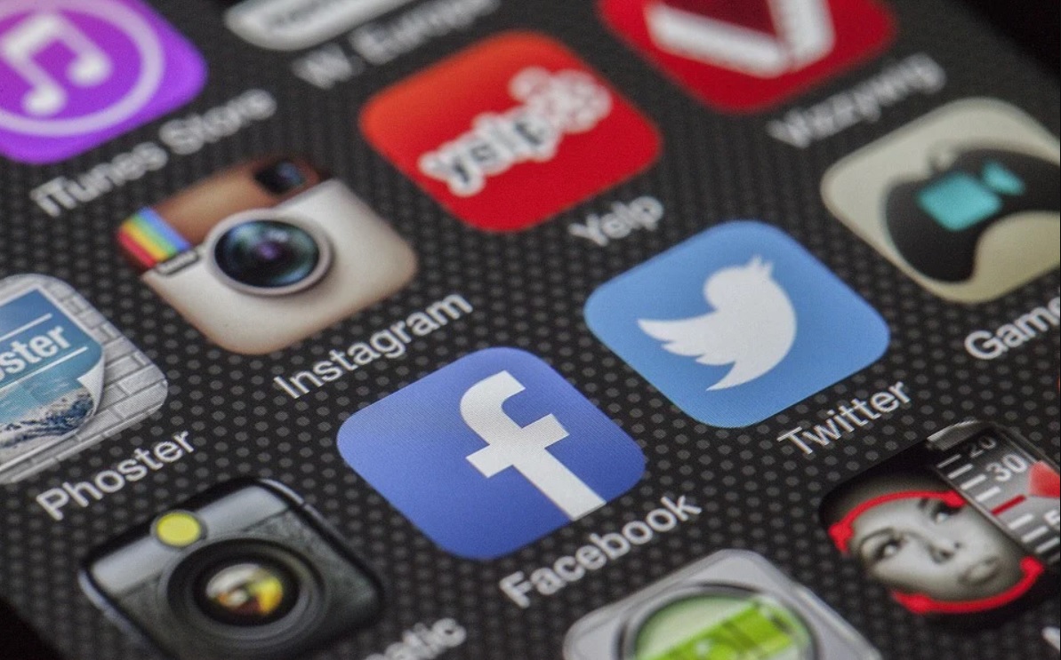 TOTALNI HAOS NA INTERNETU: Pale društvene mreže, problemi sa Guglom, na hiljade ljudi bez konekcije