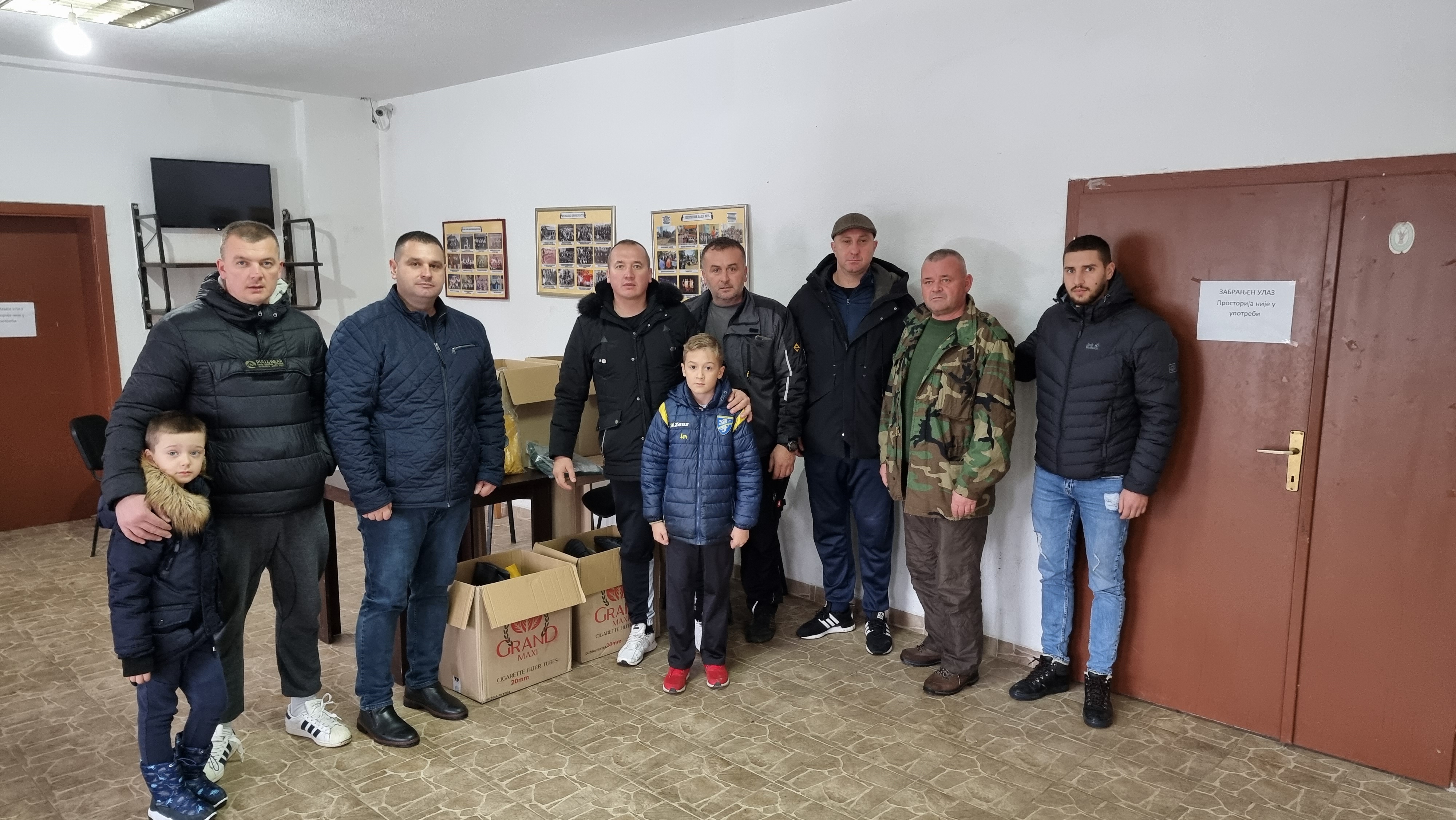 Mitrović poklonio čizme i kabanice Savjetu mjesne zajednice Popovi