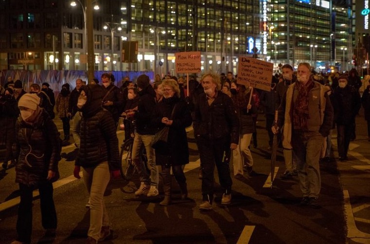 Desetine hiljada ljudi na protestima protiv restrikcija u Njemačkoj