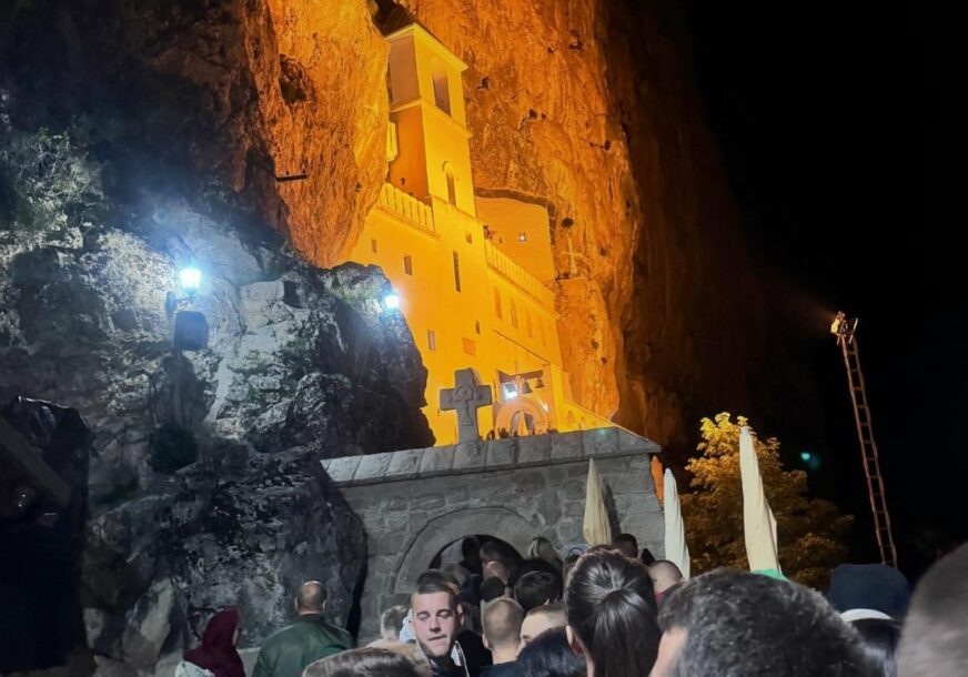Hiljade vjernika čeka da se pokloni moštima Svetog Vasilija Ostroškog