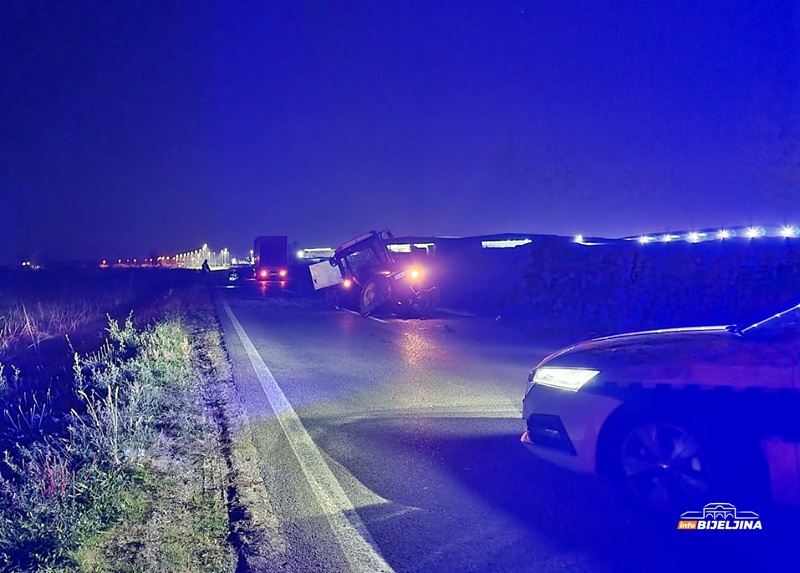 Jezivi prizori na mjestu sudara kod Bijeljine, traktor prepolovljen (FOTO)