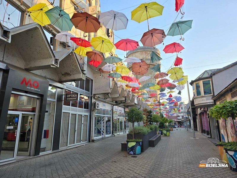 Ulica kišobrana u Bijeljini postala ruglo: 