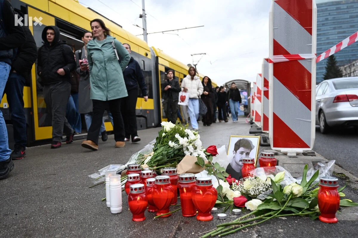 Građani se okupili kod tramvajske stanice da odaju počast žrtvama tragedije u Sarajevu