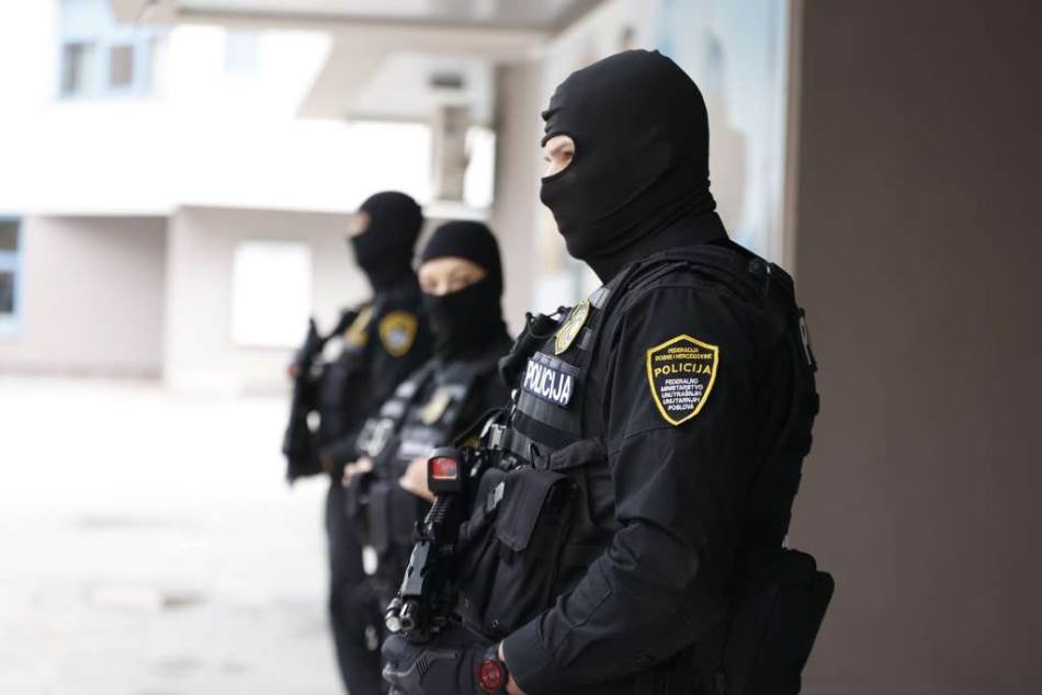 VELIKA POLICIJSKA AKCIJA U BiH UZ PODRŠKU FBI: Priveden I komandant specijalaca u Federaciji BiH 