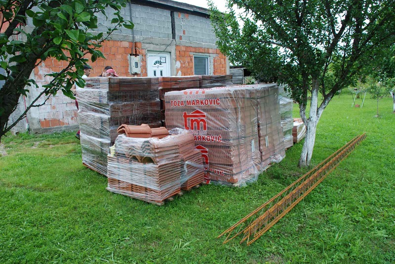 Grad Bijeljina obezbijedio materijal za krov na kući Kostića (FOTO)