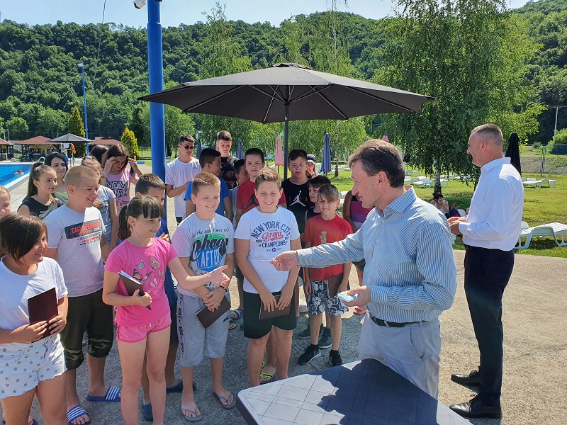 Čestitka načelnika Ugljevika Perića đacima-Učite, ali i družite se i volite se