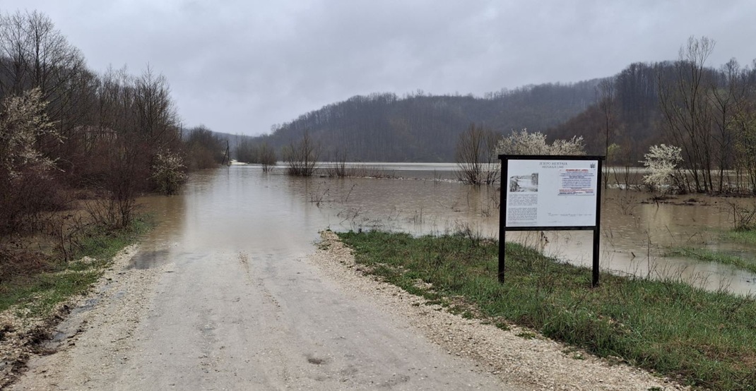 Ugljevik: Uspostavljen saobraćaj na lokalnom putu u Krćini (FOTO)