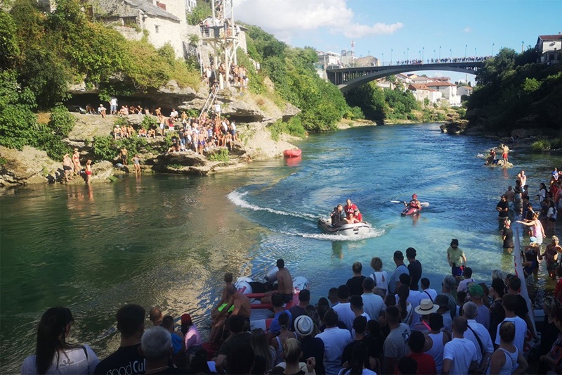 Drama tokom skokova sa Starog mosta: Muškarac se počeo utapati, publika ga spasila