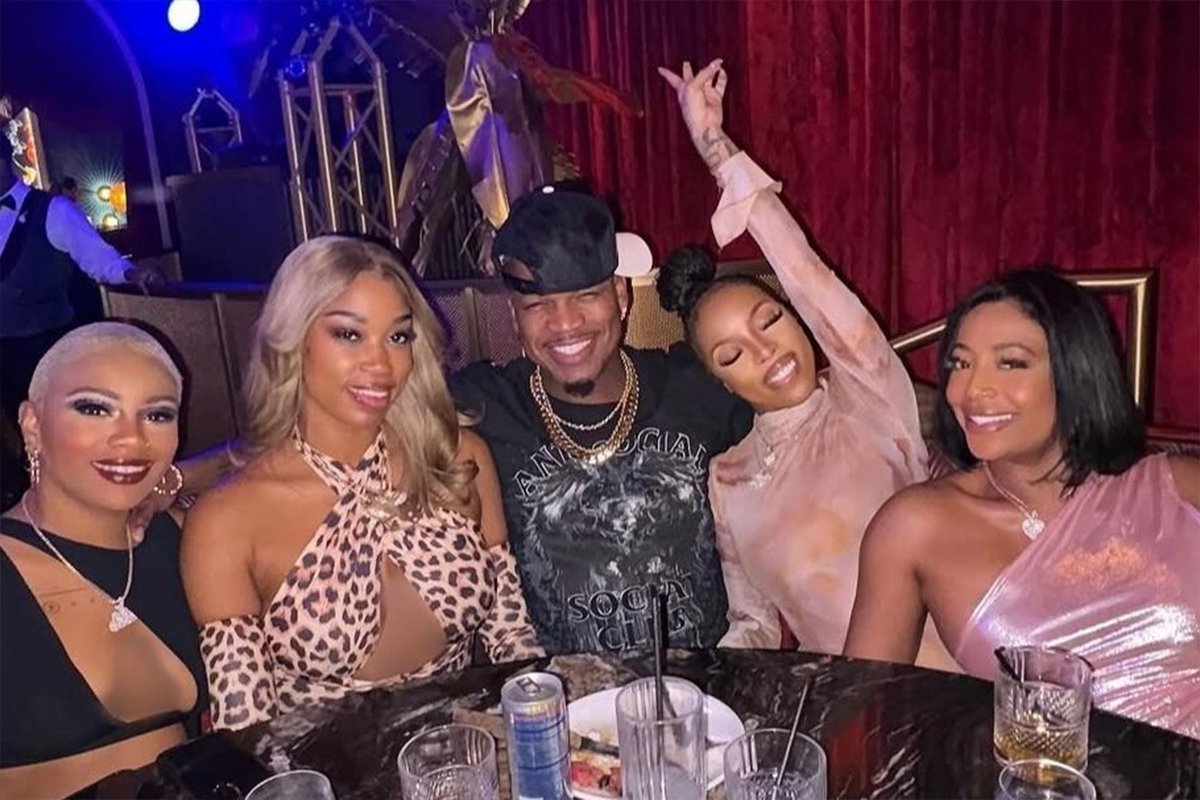 Američki pjevač u vezi s četiri žene: