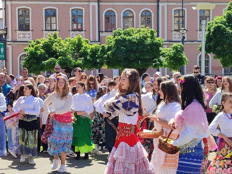 Lazarice na bijeljinskom trgu najavile Vaskrs i dolazak proljeća (FOTO)