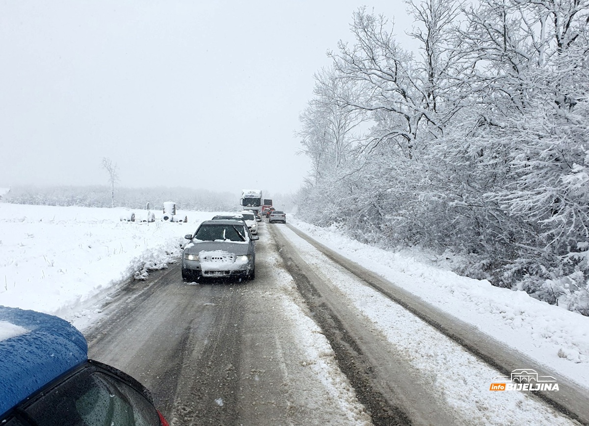 Kolaps na bijeljinskim putevima: Kamioni zaglavljeni, blokiran saobraćaj u više naselja (FOTO)