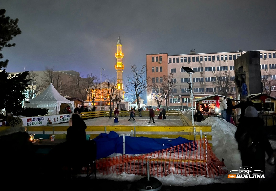 Kvar u Bijeljini pred početak proslave Pravoslavne nove godine: Zimski korzo u mraku, intervenisali vatrogasci (FOTO)