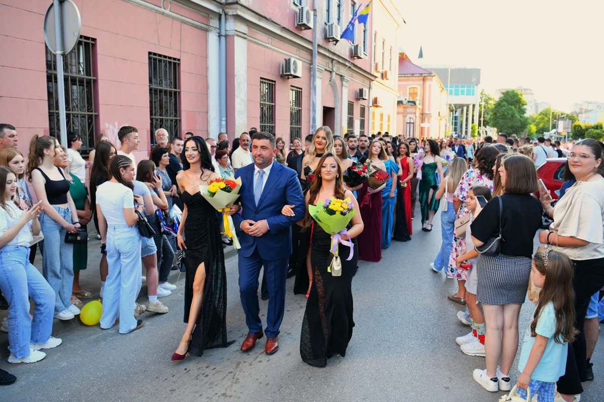 Ljubiša Petrović pratilac dviju maturantkinja: “Bila mi je neizmjerna čast” (FOTO)