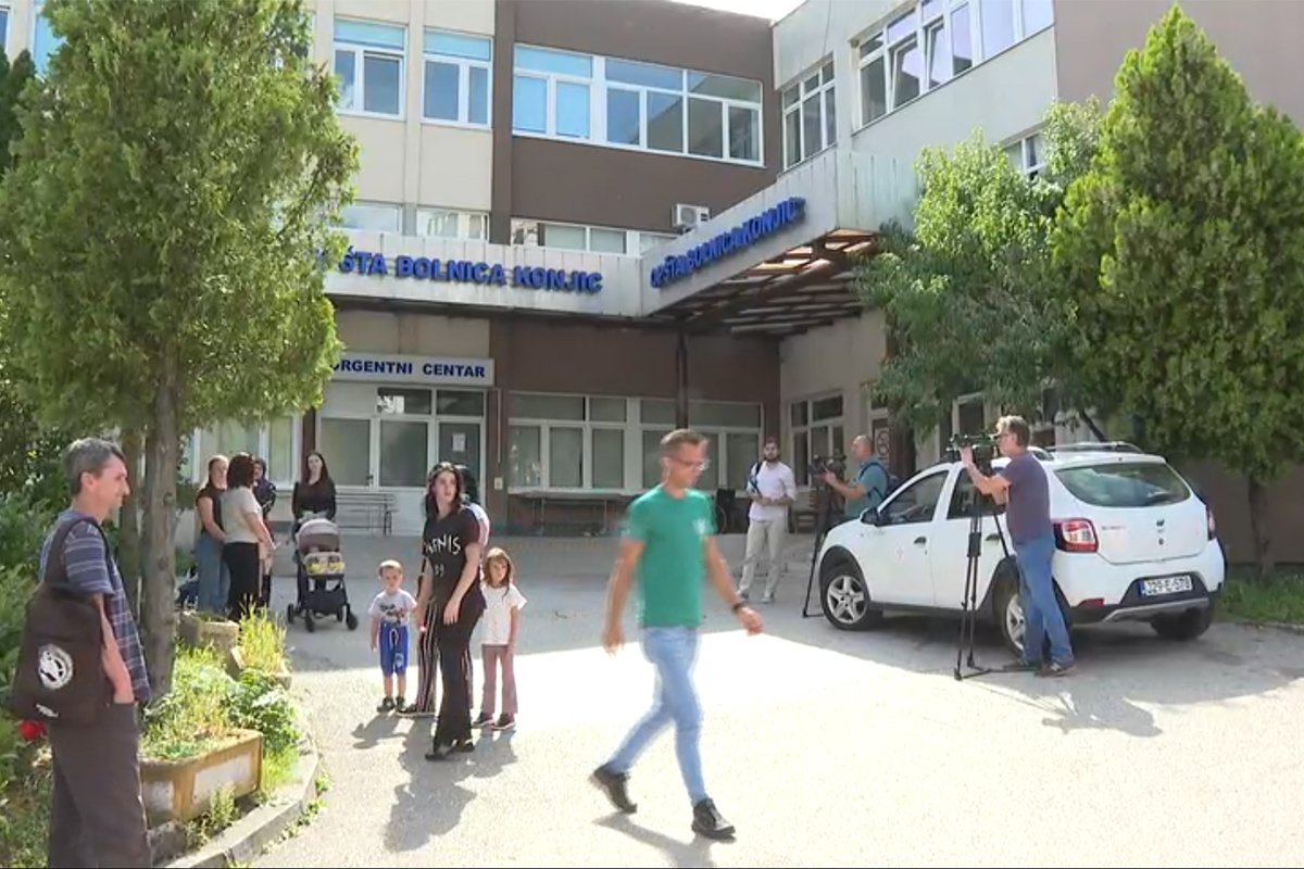 Samo šest osoba na protestu u Konjicu: Roditelji preminulog dječaka sami u borbi