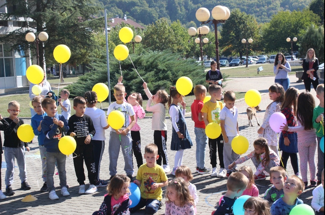 Ugljevik: Sa gradskog trga pušteni baloni, počela Nedjelja djeteta