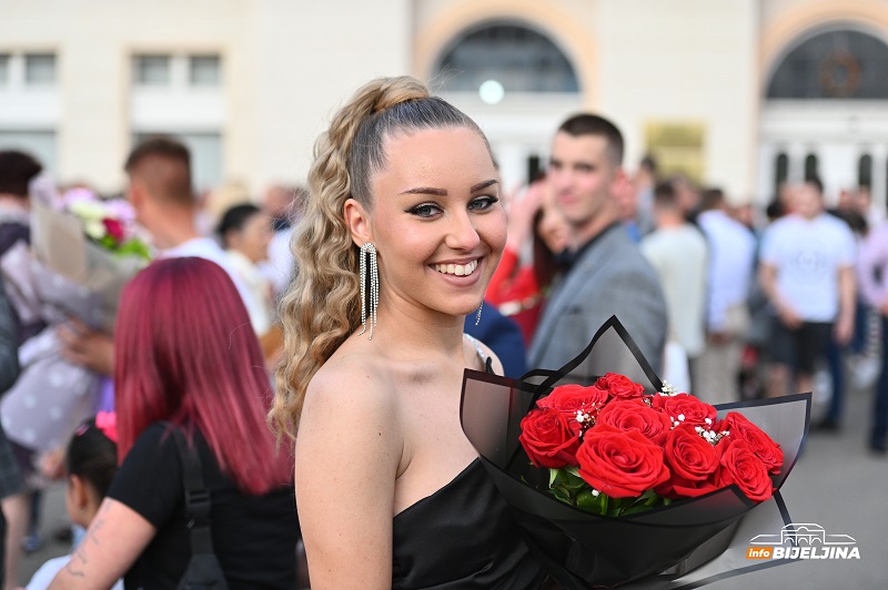 Maturanti Tehničke škole prošetali ulicama Bijeljine (FOTO)