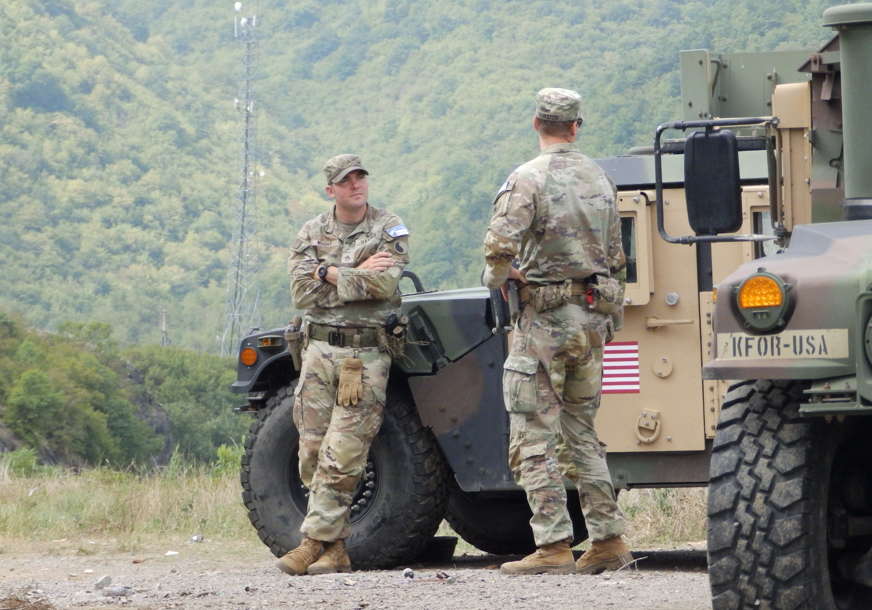 KFOR rasporedio svoje snage: Na nekoliko punktova na Sjeveru Kosova postavljena oprema (FOTO)