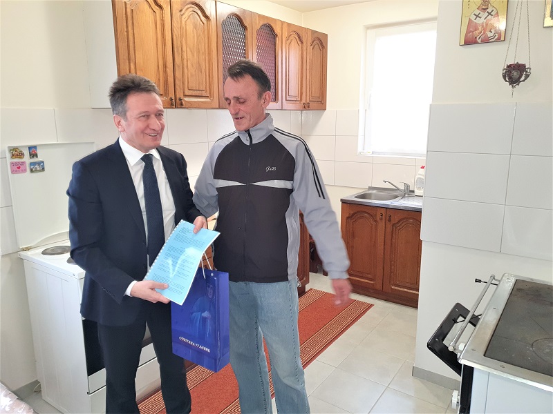 Načelnik Perić posjetio petočlanu porodicu kojoj je uz podršku opštine izgrađen stambeni objekat