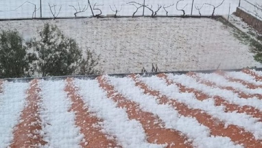 Jak grad u Dalmaciji, led debljine i do 10 centimetara