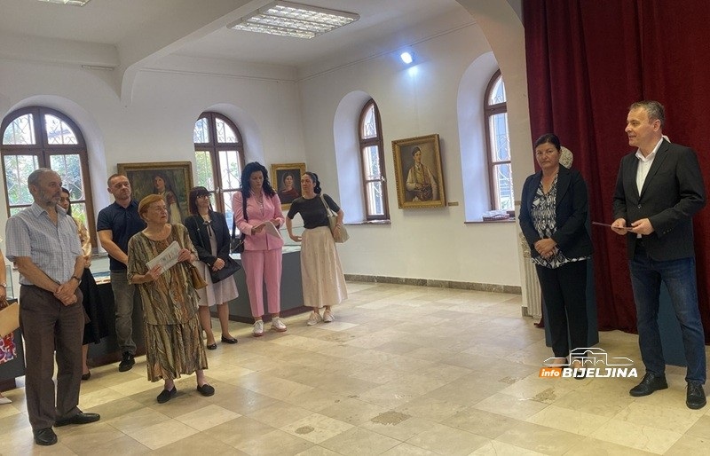 U Bijeljini otvorena izložba posvećena Dučiću: I ličnosti iz Semberije u njegovim pričama (FOTO)