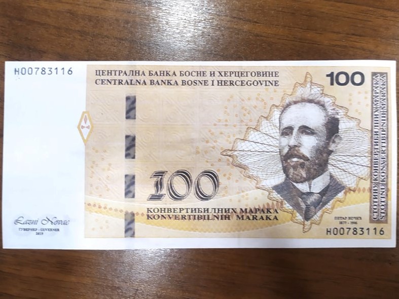 KAKO DA PREPOZNATE LAŽNJAK? Maloljetnik falsifikovao novac pa prodavao širom BiH (FOTO)