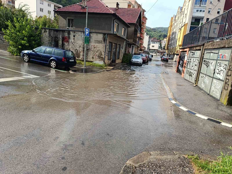 Nevrijeme pogodilo Zvornik: Obilna kiša pokrenula klizište i poplavila ulice /FOTO/