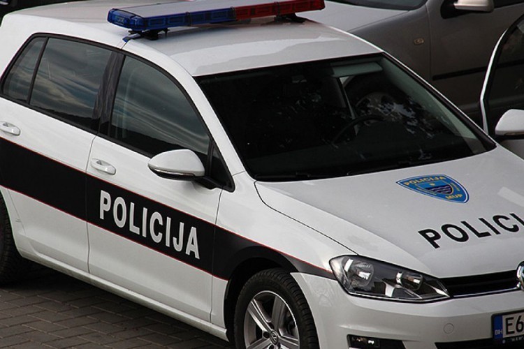 Autom udarila dva pješaka i zabila se u zgradu Centralne banke BiH