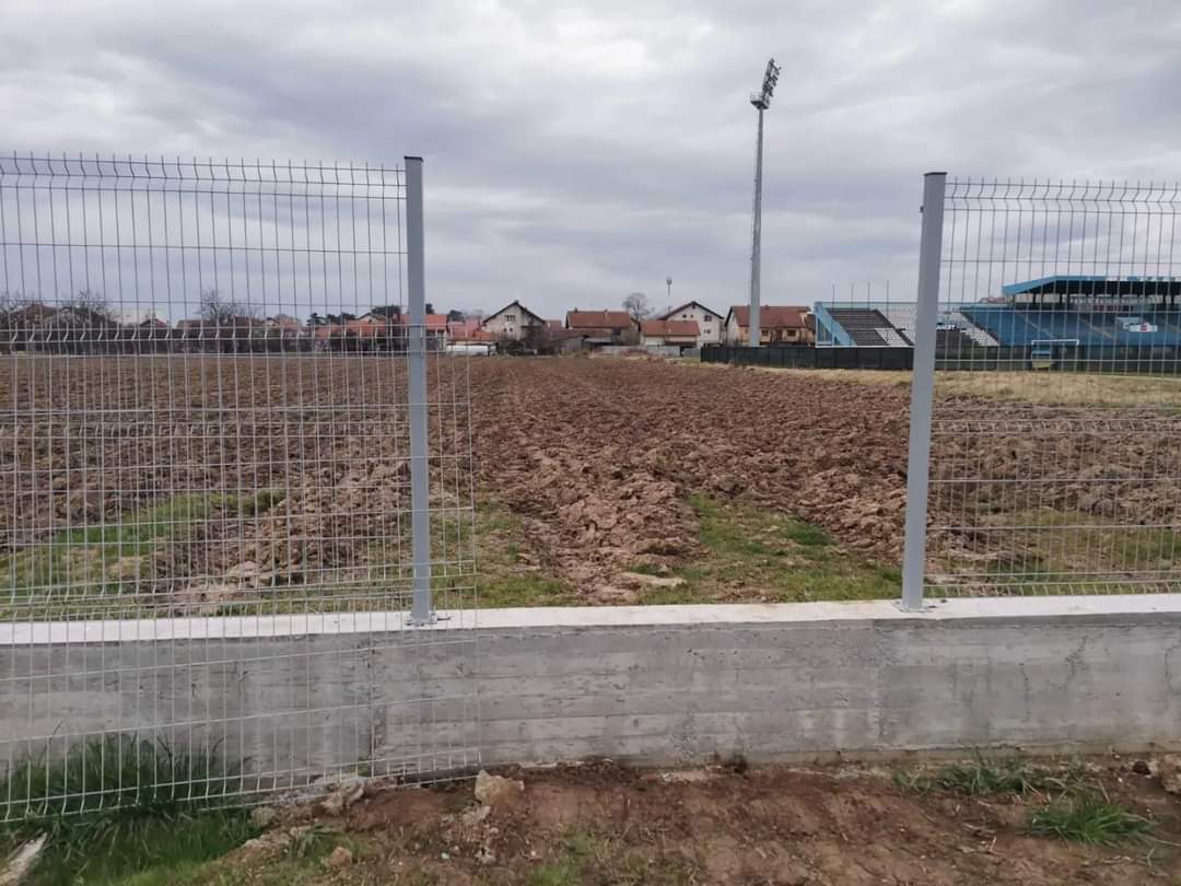 Vandalizam u Bijeljini: Oštetili ogradu kod pomoćnih terena FK 