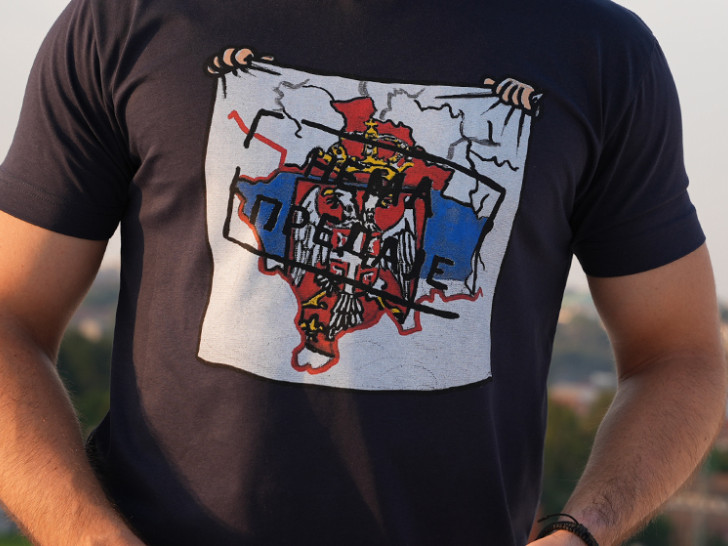 Mladić priveden zbog natpisa na majici "Nema predaje"