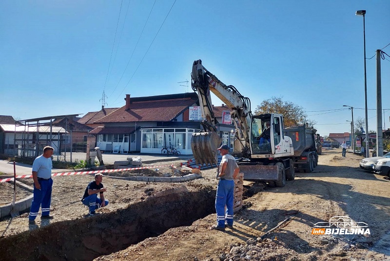 Obišli smo radove na prvoj fazi rekonstrukcije Ulice Stefana Dečanskog: Toplo vrijeme ubrzalo posao (FOTO)