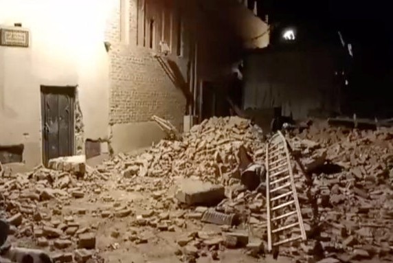 Potresni prizori iz Maroka: Ljudi rukama kopaju po ruševinama u potrazi za najmilijima i imovinom (FOTO/VIDEO)