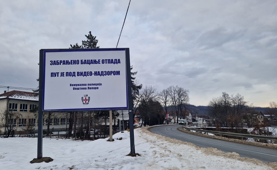 U Priboju postavljen bilbord upozorenja da se ne baca otpad pored puta