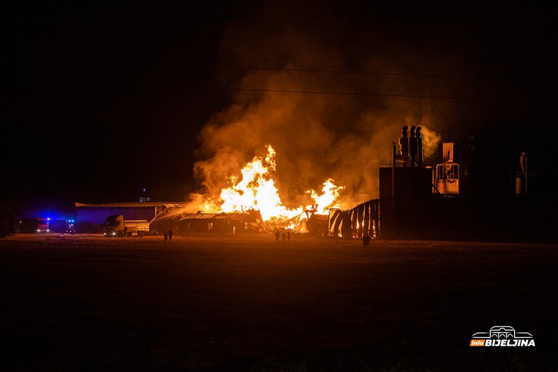 Bijeljina: Pilana i dalje gori, vatrogasci se satima bore sa požarom (FOTO)