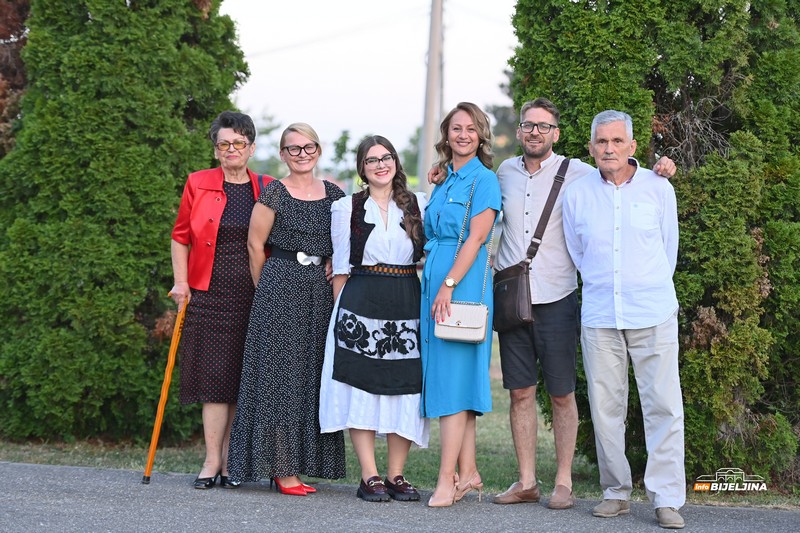 Promovisana knjiga “Kad bi iznijeli sanke” Bijeljinke Jane Čičarove: Mlada književnica izrasta u velikog umjetnika (FOTO)