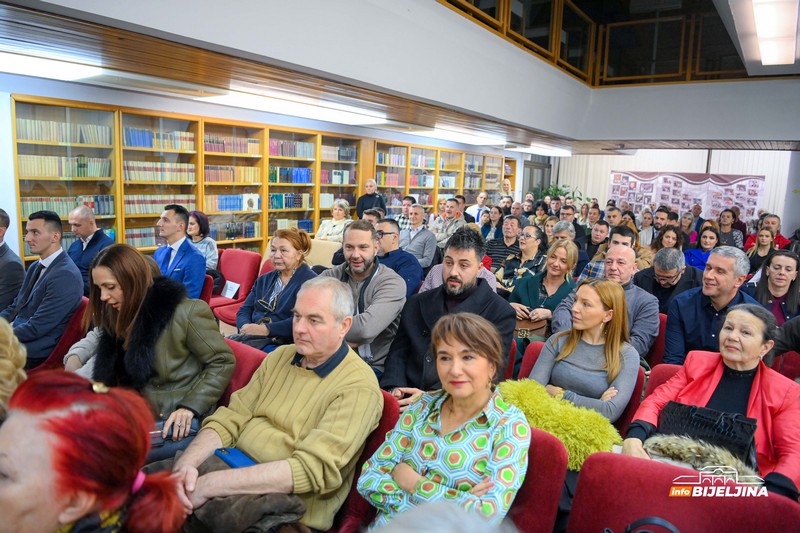 Bijeljina: Promovisana knjiga Miloša Stevanovića, djelo kojem se čitaoci uvijek vraćaju (FOTO)