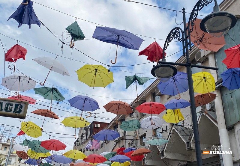 Ulica kišobrana u Bijeljini postala ruglo: 