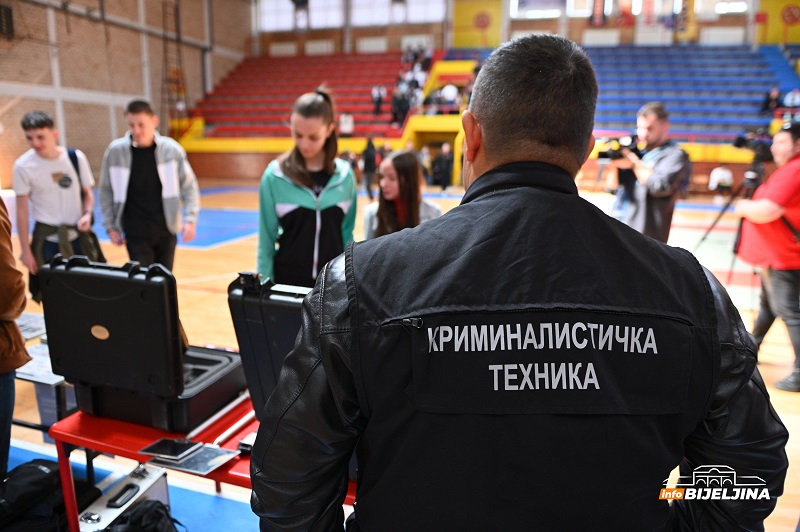 Bijeljina: Promovisana Srednja škola unutrašnjih poslova, trenutno potrebno stotine policajaca (FOTO)