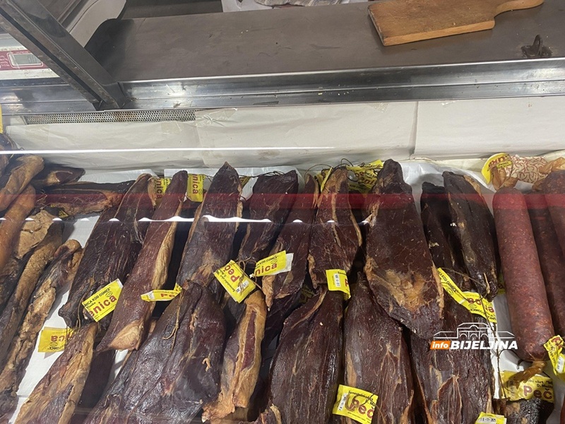 Na pijacu u Bijeljini stiglo čuveno suvo meso iz Visokog: Stelja košta do 45 maraka, ali ko proba - ne ide praznih ruku (FOTO)