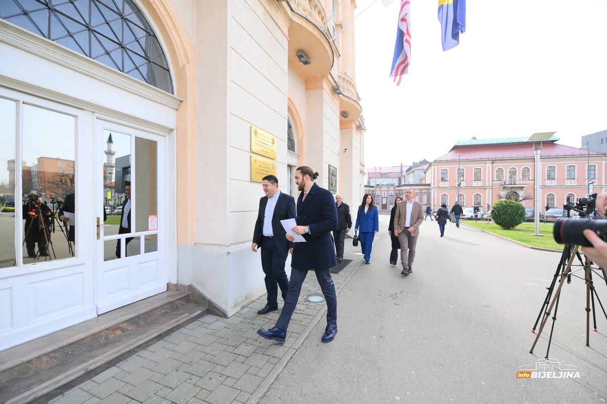 Pokret Sigurna Srpska predao inicijativu za uvođenje ormarića u sve osnovne škole u Bijeljini (FOTO)